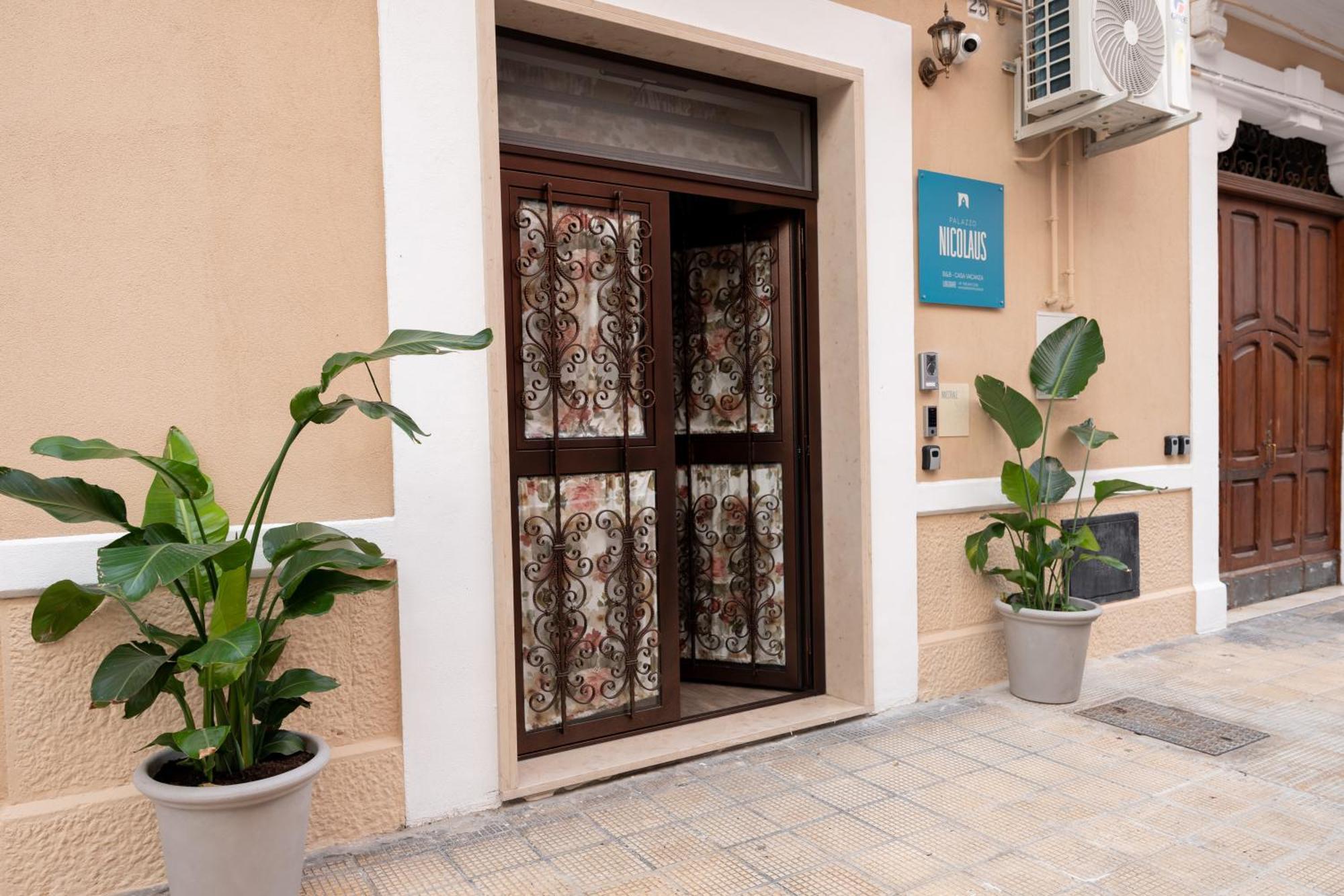 לינה וארוחת בוקר בארי Palazzo Nicolaus Del Lungomare מראה חיצוני תמונה